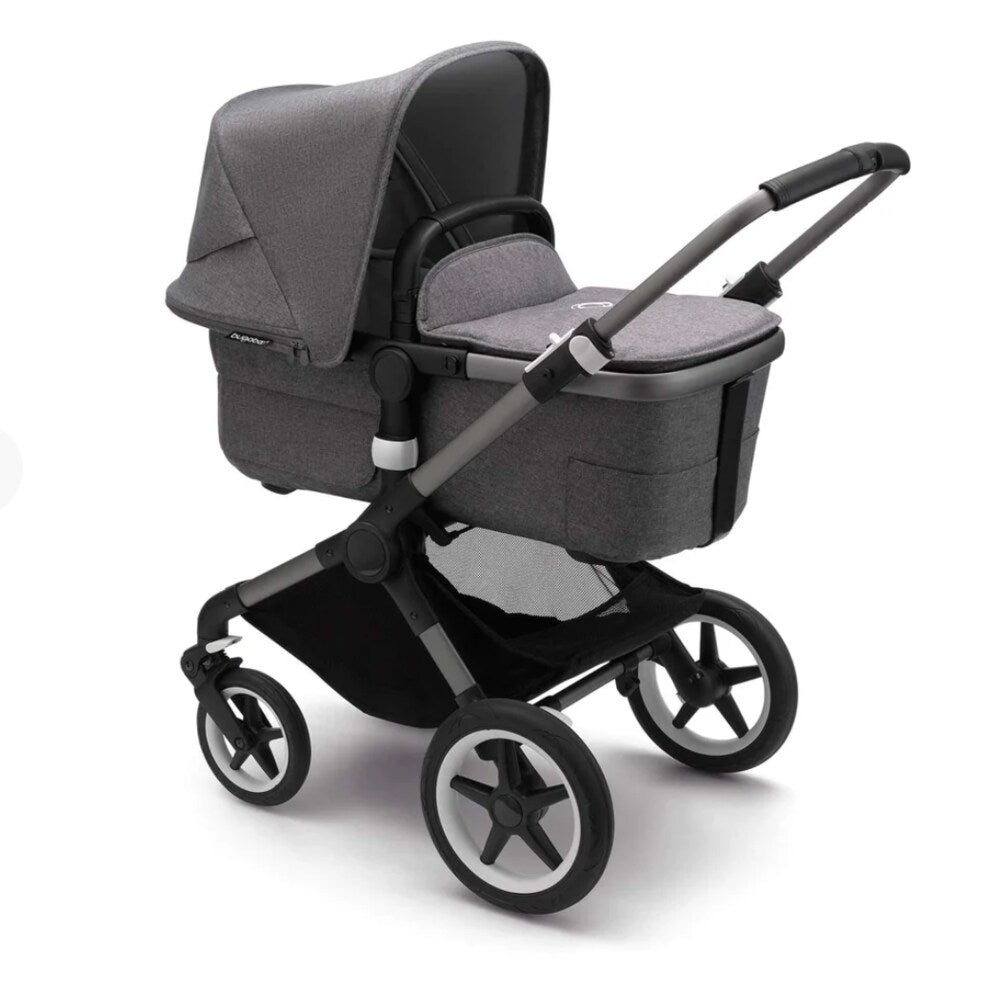 Angled view of the Bugaboo Fox Bassinet in grey mélange