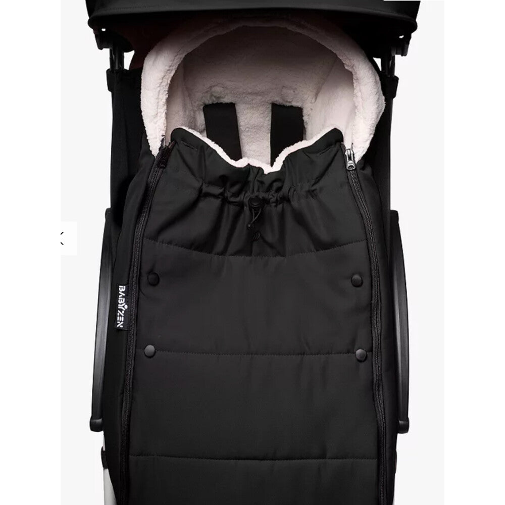 Babyzen YOYO footmuff in Black with drawstring pulled in