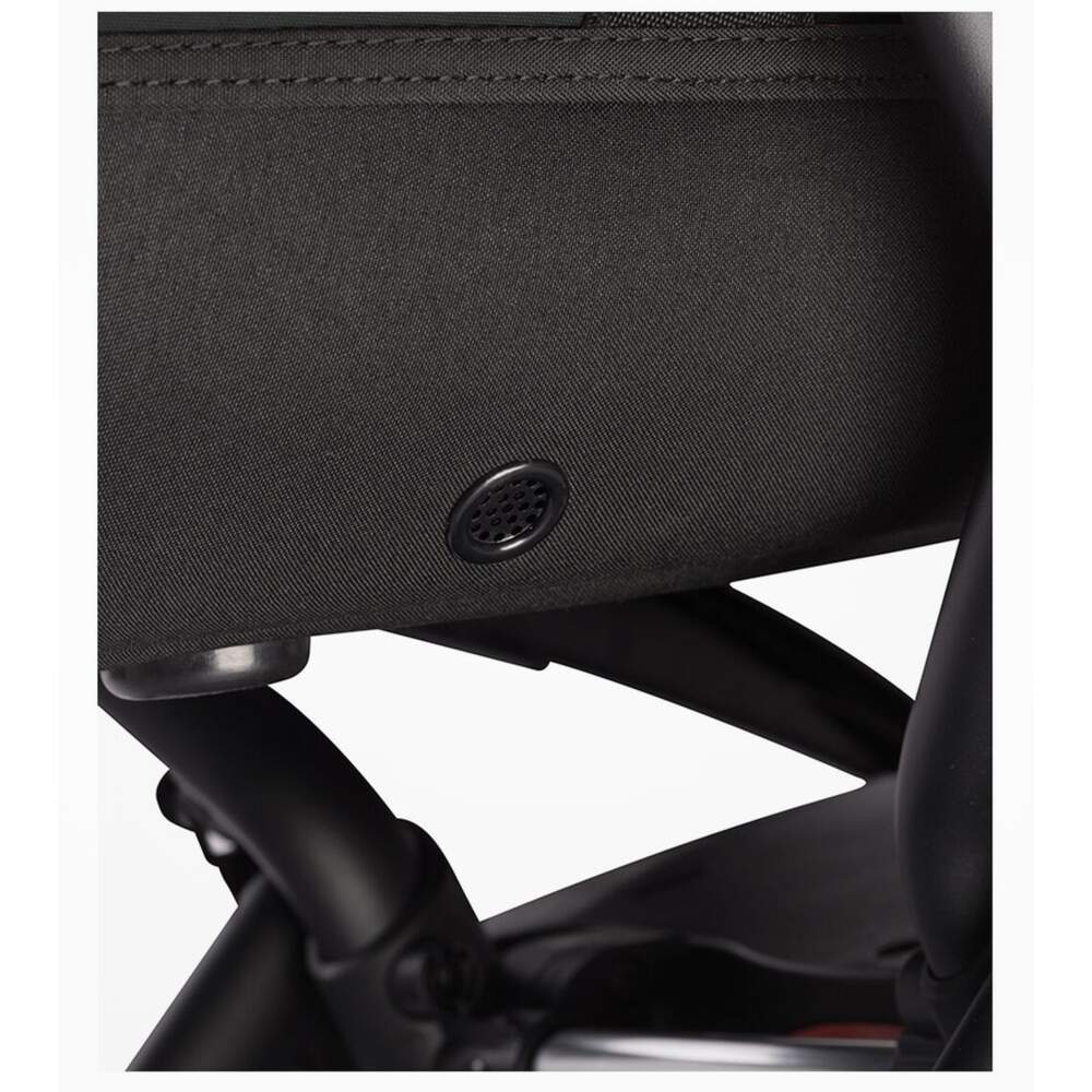 Babyzen Yoyo black bassinet close up with air vent